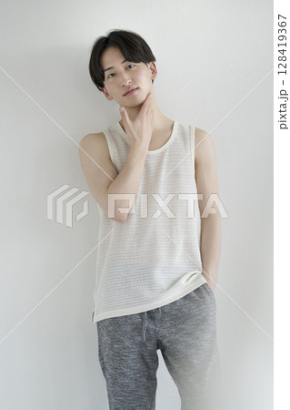 カメラ目線で微笑む20代の男性　メンズビューティーイメージ　ポートレート 128419367