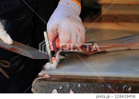 鰻をさばく職人の手元 鰻屋の仕事 鰻をさばく職人の手元 鰻屋の仕事 128419456
