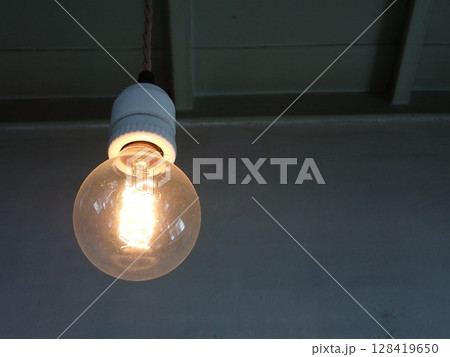 フィラメント輝くランプのひらめきのイメージ 128419650