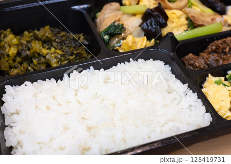 おいしい豚肉ときくらげの卵炒め中華弁当 128419731