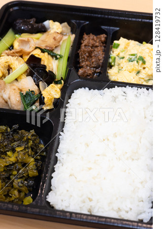 おいしい豚肉ときくらげの卵炒め中華弁当 128419732