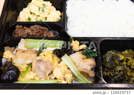 おいしい豚肉ときくらげの卵炒め中華弁当 128419737
