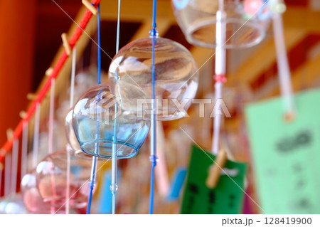 カラフルな風鈴の風そよぐイメージ カラフルな風鈴の風そよぐイメージ 128419900