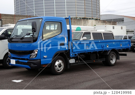 駐車場に並ぶトラック(三菱ふそう・キャンター 9代目） 128419998