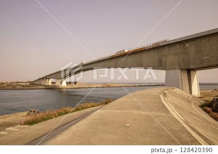 【遠江八景】湖西市、浜名暮雪(今切口と浜名大橋)の夕景 【遠江八景】湖西市、浜名暮雪(今切口と浜名大橋)の夕景 128420390