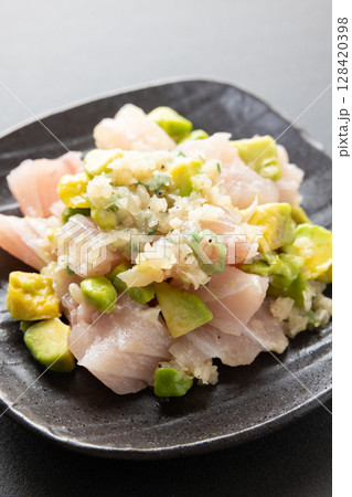 おいしいマグロ刺し身とアボカドの料理 128420398