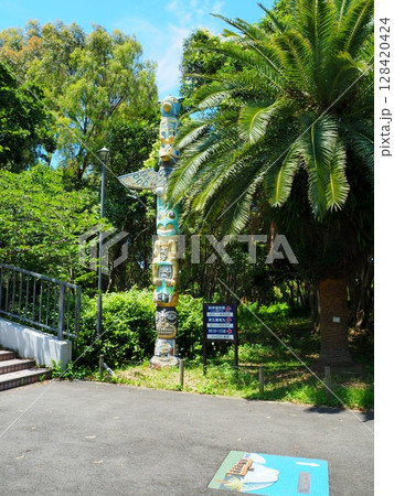 東京都江東区夢の島公園入り口の風景 128420424