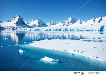 クリスタルブルーの海に浮かぶ氷山と壮大な山脈 128420552
