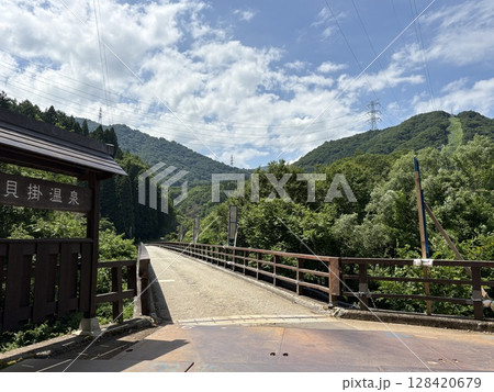 貝掛温泉_新緑に包まれる新潟県奥湯沢貝掛温泉 128420679