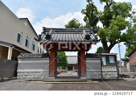 春日井市にある泰岳寺山門は名古屋城三之丸清水口赤門を移築されたものと伝わる 春日井市にある泰岳寺山門は名古屋城三之丸清水口赤門を移築されたものと伝わる 128420717