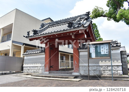 春日井市にある泰岳寺山門は名古屋城三之丸清水口赤門を移築されたものと伝わる 128420718