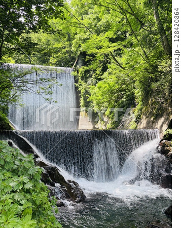 貝掛温泉の奥に流れる開眼の滝 貝掛温泉の奥に流れる開眼の滝 128420864