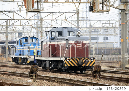 笠寺駅で入換作業を行う名古屋臨海鉄道ND552形ディーゼル機関車 128420869