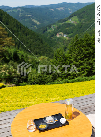 山間部の黄金の茶畑 山間部の黄金の茶畑 128420876