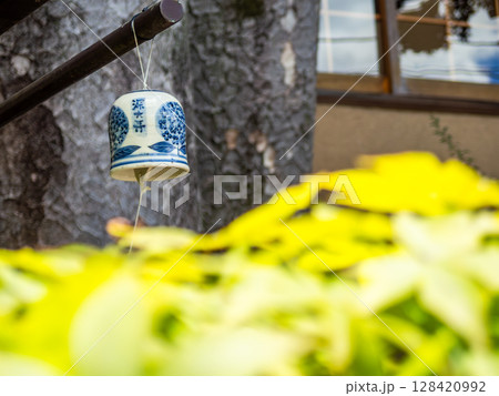 夏の風物詩　新緑と風に揺れる風鈴 128420992