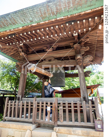 お寺の金が鳴る懐かしい日常の景色 お寺の金が鳴る懐かしい日常の景色 128421367