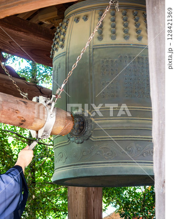 お寺の金が鳴る懐かしい日常の景色 お寺の金が鳴る懐かしい日常の景色 128421369
