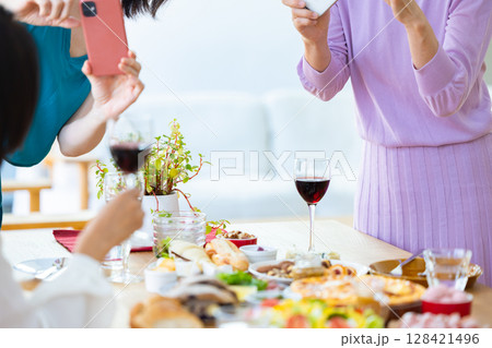 パーティ料理の写真を撮る女性 パーティ料理の写真を撮る女性 128421496