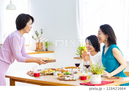 ホームパーティ　料理 128421664