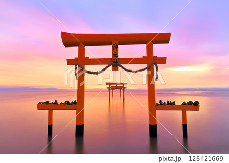 【佐賀県】朝焼けの大魚神社の海中鳥居 【佐賀県】朝焼けの大魚神社の海中鳥居 128421669