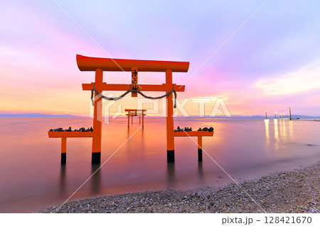【佐賀県】朝焼けの大魚神社の海中鳥居 128421670