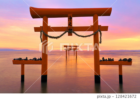 【佐賀県】朝焼けの大魚神社の海中鳥居 128421672