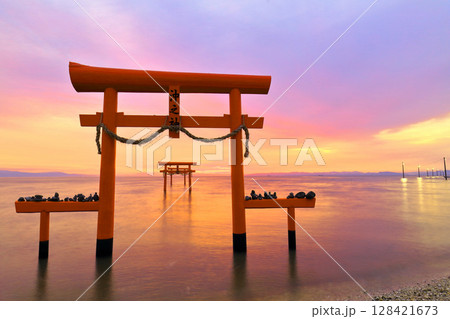 【佐賀県】朝焼けの大魚神社の海中鳥居 【佐賀県】朝焼けの大魚神社の海中鳥居 128421673