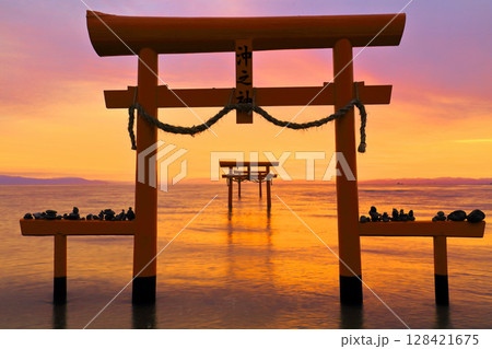 【佐賀県】朝焼けの大魚神社の海中鳥居 128421675