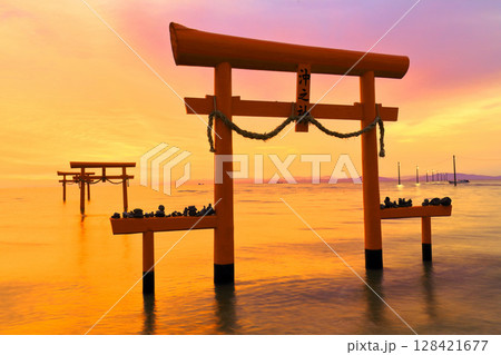 【佐賀県】朝焼けの大魚神社の海中鳥居 128421677
