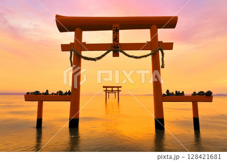 【佐賀県】朝焼けの大魚神社の海中鳥居 128421681