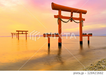 【佐賀県】朝焼けの大魚神社の海中鳥居 【佐賀県】朝焼けの大魚神社の海中鳥居 128421682