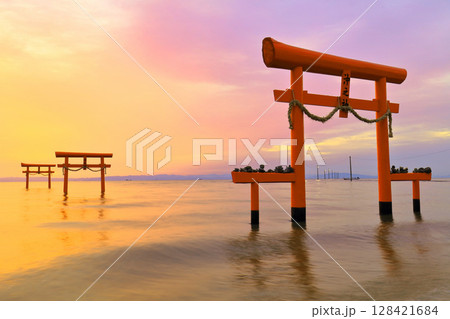 【佐賀県】朝焼けの大魚神社の海中鳥居 【佐賀県】朝焼けの大魚神社の海中鳥居 128421684