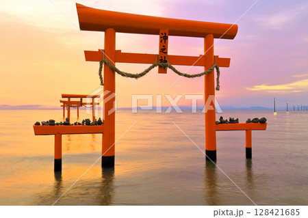 【佐賀県】朝焼けの大魚神社の海中鳥居 【佐賀県】朝焼けの大魚神社の海中鳥居 128421685