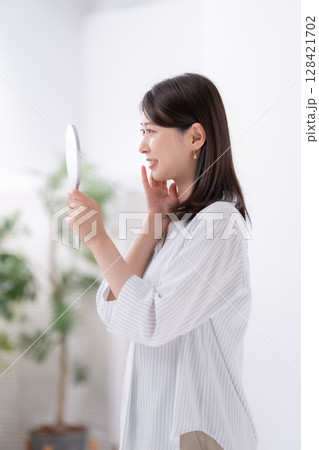 女性　スキンケア　手鏡 128421702