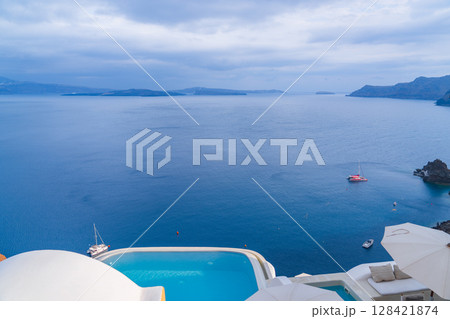 ギリシャのサントリーニ島の美しい風景 128421874