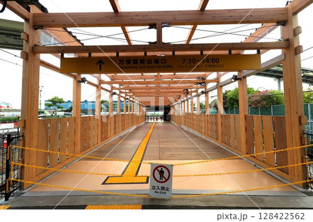 JR桜島駅の万博専用通路 JR桜島駅の万博専用通路 128422562