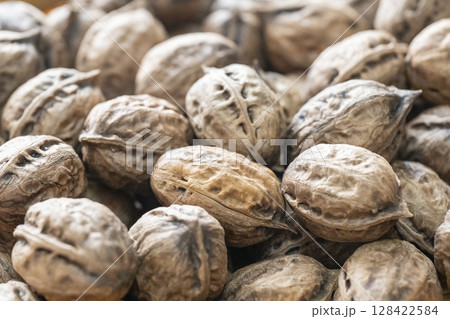 秋に実った硬い殻に包まれたオニグルミの実 128422584