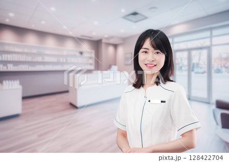 化粧品店で働く若い女性スタッフ 化粧品店で働く若い女性スタッフ 128422704