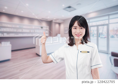 化粧品店で働く若い女性スタッフ 化粧品店で働く若い女性スタッフ 128422705