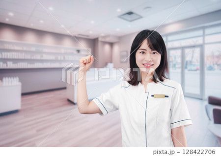 化粧品店で働く若い女性スタッフ 化粧品店で働く若い女性スタッフ 128422706