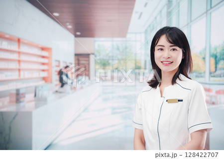 化粧品店で働く若い女性スタッフ 128422707