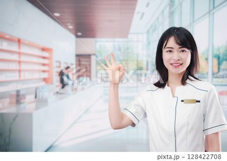 化粧品店で働く若い女性スタッフ 化粧品店で働く若い女性スタッフ 128422708