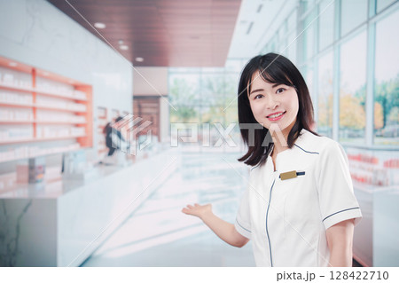 化粧品店で働く若い女性スタッフ 化粧品店で働く若い女性スタッフ 128422710