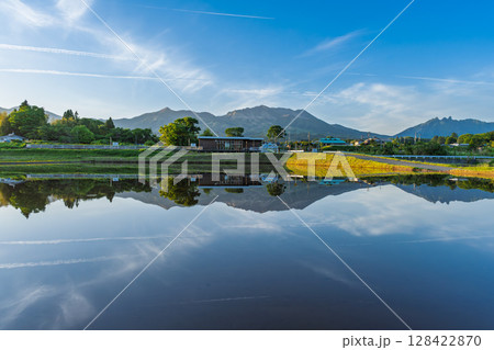 青い空と阿蘇山を背景に映える田んぼリフレクション風景　(阿蘇・南阿蘇村) 128422870