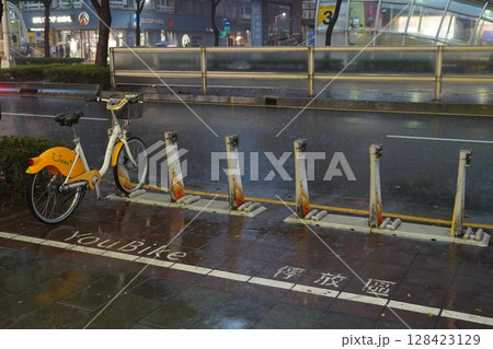 雨 夜 ナイト 128423129