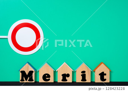 家形の木製プレートとMeritの文字とまるのプラカード 128423228
