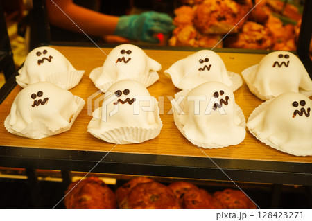 店頭に並んだおばけ 128423271