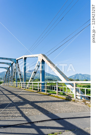 青空と阿蘇五岳を背景に南阿蘇村の「かいぜがわはし」南阿蘇村河陰にある橋 128423297