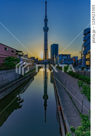 十間橋から望む東京スカイツリー越しの夕日 十間橋から望む東京スカイツリー越しの夕日 128423305