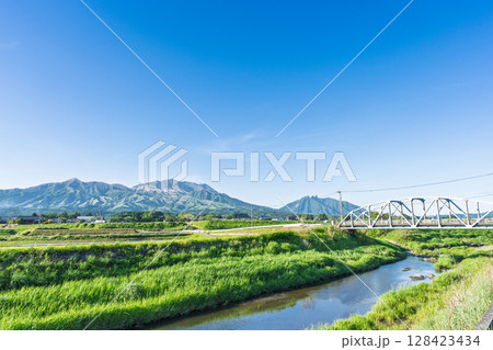 青空と阿蘇五岳を背景に南阿蘇村の「かいぜがわはし」と田園風景　南阿蘇村河陰にある橋 128423434
